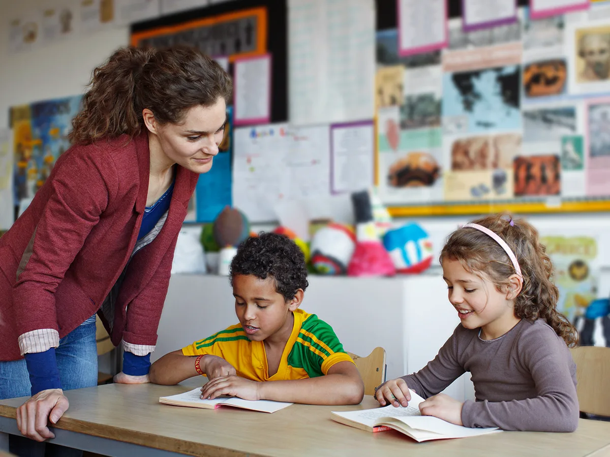 teacher teaching her students 